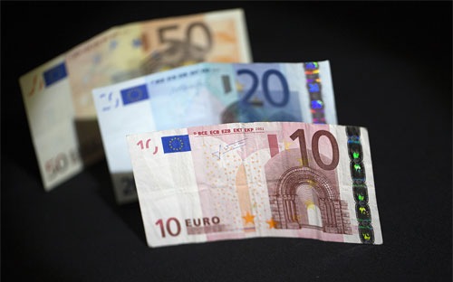 Vì sao Euro rớt giá mạnh so với USD?