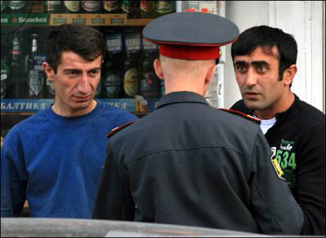 Moskva: công dân Tadjikistan đánh cảnh sát bằng thùng rác