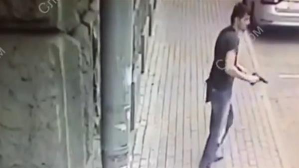 Clip: Người đàn ông lạ mặt bắn hai cảnh sát Nga