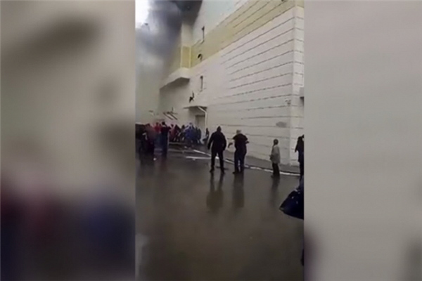 Người đàn ông lao khỏi cửa sổ tầng 3 để thoát thân trong đám cháy ở Nga