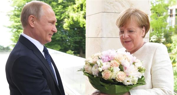 Video: Tổng thống Putin tặng hoa hồng cho Thủ tướng Merkel