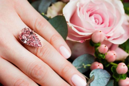 Viên kim cương hồng “Unique Pink” được bán với giá cao kỷ lục