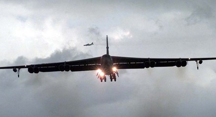 [ẢNH] Siêu pháo đài bay B-52 quần thảo trên bầu trời Aleppo