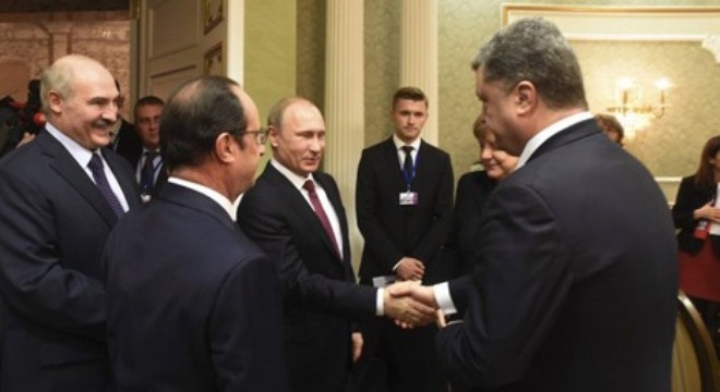 Tổng thống Belarus đích thân phục vụ đồ ăn tại Thượng đỉnh Minsk