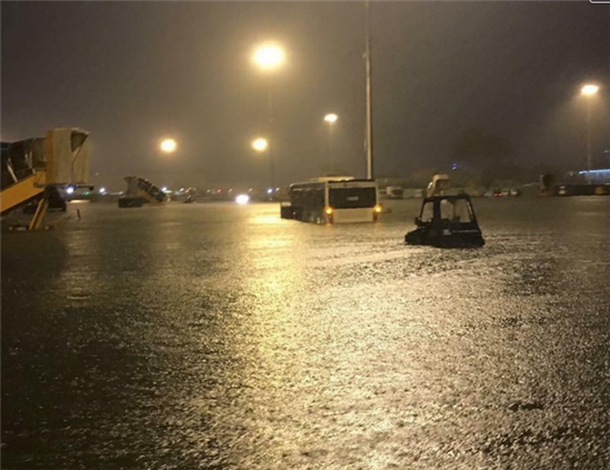 Sân bay Tân Sơn Nhất ngập nặng vì mưa lớn kéo dài, nhiều chuyến bay phải hoãn