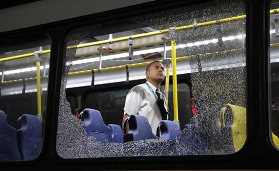 Xe chở phóng viên Olympic bị tấn công, ít nhất 2 người bị thương