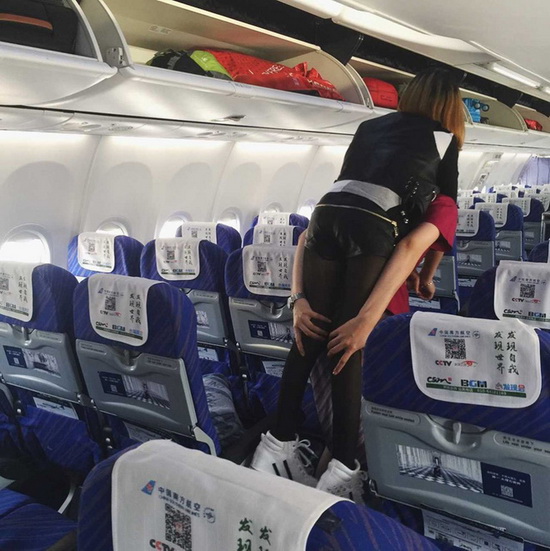 Nữ tiếp viên hàng không gây xúc động mạnh khi tận tụy cõng hành khách khuyết tật xuống máy bay