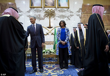 Phu nhân Obama bị dư luận Ả-rập Xê-út chỉ trích vì không đội khăn trùm đầu