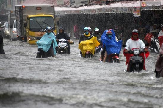 Sài Gòn mưa lớn, nhà dân biến thành hầm chứa nước trên đại lộ Phạm Văn Đồng