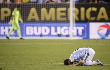 Messi khóc nấc như trẻ bị đòn sau thất bại ở Copa America