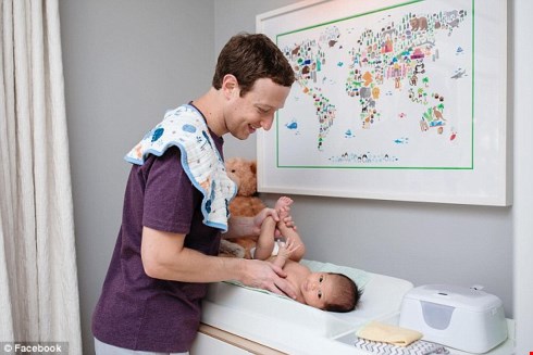 Tỷ phú Mark Zuckerberg hạnh phúc thay tã cho con gái cưng