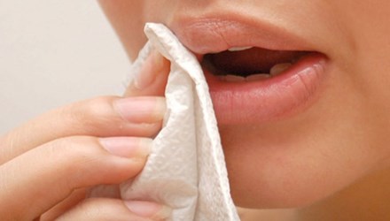 Hiểm họa khi dùng giấy vệ sinh lau miệng