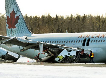 Canada: Hành khách đạp cửa máy bay A320 bỏ chạy
