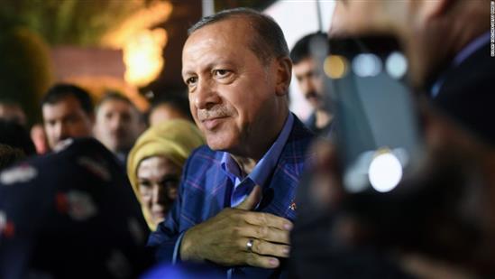Tổng thống Thổ Nhĩ Kỳ Erdogan ngất xỉu trong lúc đang cầu nguyện