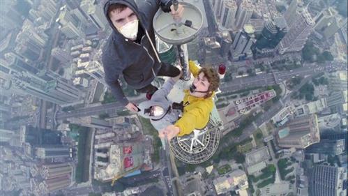 Video: 2 thanh niên Nga trèo tháp TQ cao 380m