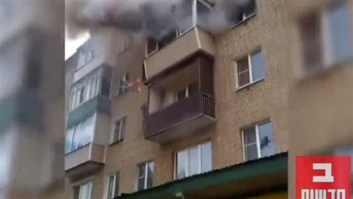 Nga: Cháy nhà, bố mẹ ném con từ tầng 5