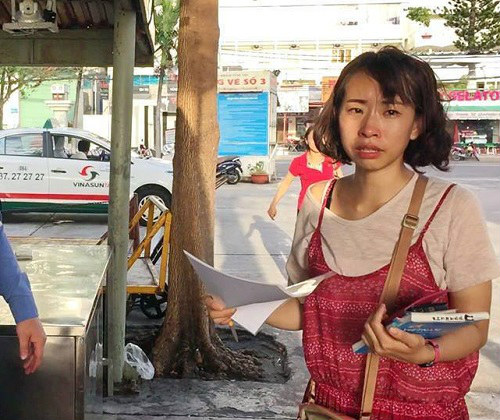 Cô gái người Hàn Quốc sợ hãi, khóc lóc khi mất ví ở Vũng Tàu