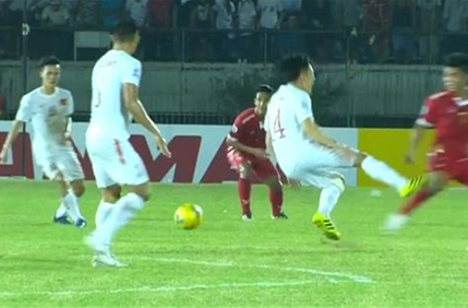 Clip Myanmar vào bóng ''như đấu vật'' trước ĐT Việt Nam