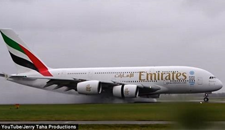 Máy bay A380 trổ tài hạ cánh chiều ngang trong bão lớn