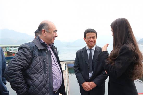 Phó Thủ tướng Uzbekistan thăm trang trại cá tầm người Việt trên sông Đà