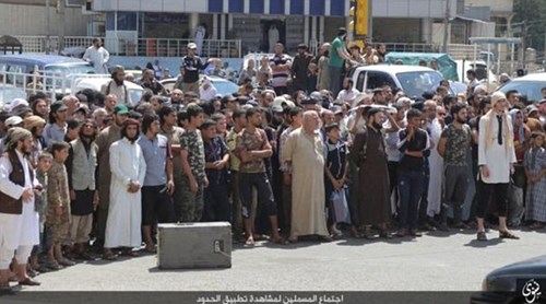 Đám đông tàn nhẫn đứng xem IS ném chết người đàn ông đồng tính