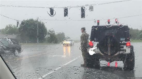 Người lính dầm mưa, đứng nghiêm chào đoàn xe tang gây 