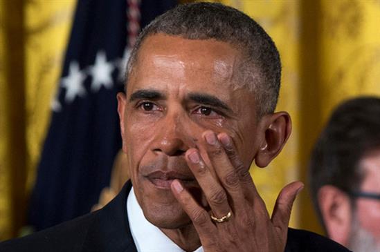 Tổng thống Obama bật khóc trong tiệc chia tay