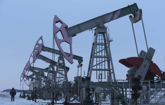 Giá dầu tại châu Á giảm do lo ngại nguồn cung dồi dào tại Mỹ