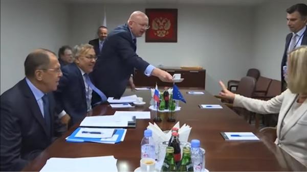 VIDEO: Quan chức Châu Âu từ chối cà phê do phía Nga mời