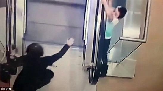 Nga: Bé gái 5 tuổi may mắn sống sót sau tai nạn trên thang cuốn