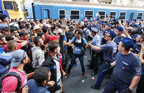 Dân nhập cư gây náo động tại nhà ga quốc tế