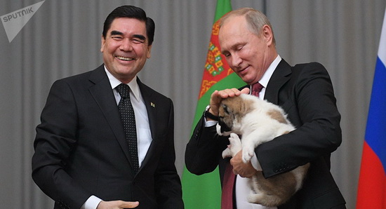 Tổng thống Turkmenistan tặng Tổng thống Putin con chó Alabai