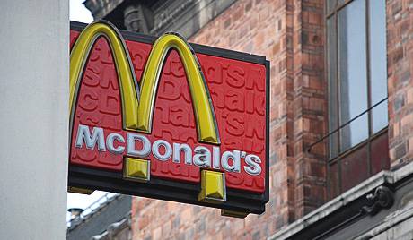 Nhân viên hãng McDonald bị bắt vì tội nhổ nước bọt vào nước trà của khách
