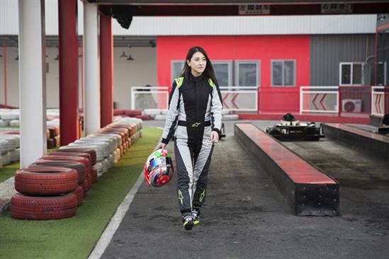 Hot girl đua xe Trung Quốc kiếm 2 triệu USD mỗi năm