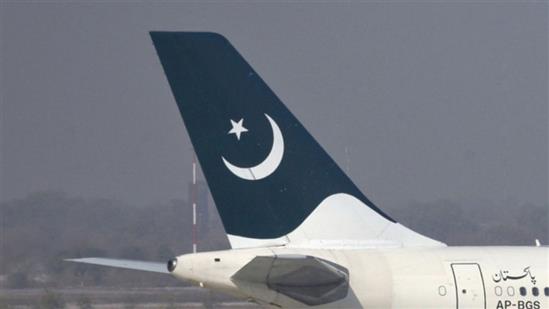 NÓNG: Máy bay Pakistan chở 47 người bốc cháy trước khi rơi