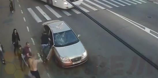 Thanh niên người Nga tay không phá nát xe ôtô