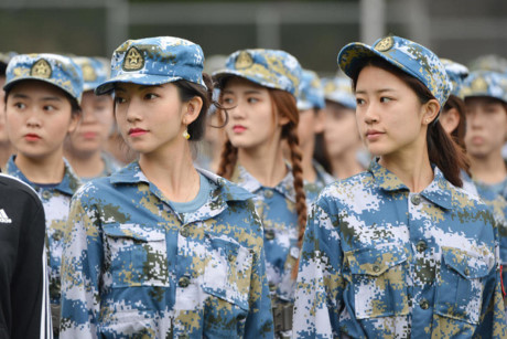 Tập quân sự mà vẫn đẹp không tì vết, chính là nữ sinh các trường nghệ thuật Trung Quốc