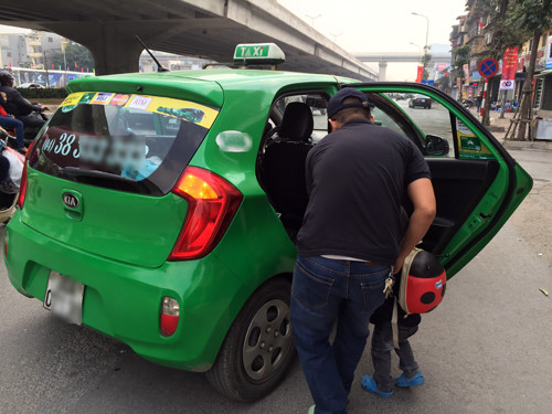Taxi truyền thống và Uber, Grab đua 'chê' khách ngày Tết
