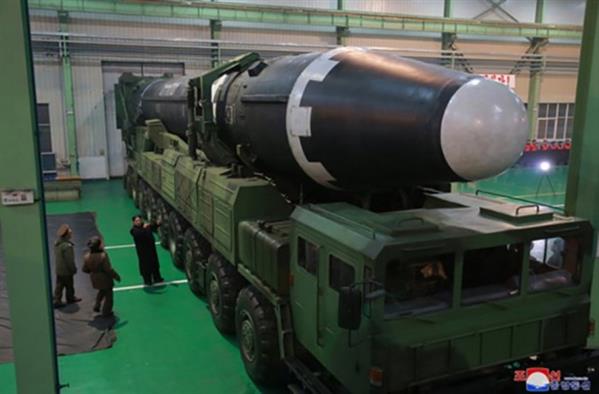 Triều Tiên công bố hình ảnh tên lửa Hwasong-15