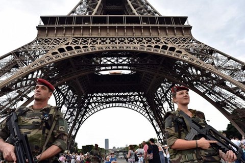 Lắp kính chống đạn cho tháp Eiffel