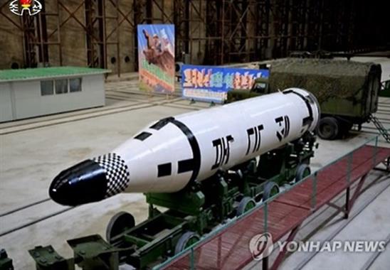 Bắc Triều Tiên công khai loại tên lửa đạn đạo Pukguksong-2 vừa bắn thử