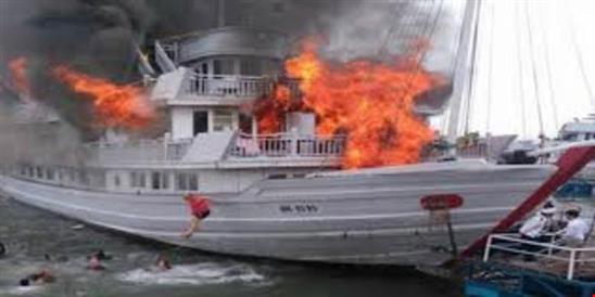Chờ khách trên Vịnh Hạ Long, tàu đùng đùng bốc cháy