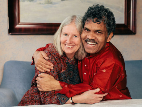 Đạp xe từ Ấn Độ sang Thụy Điển tìm người yêu tiên tri