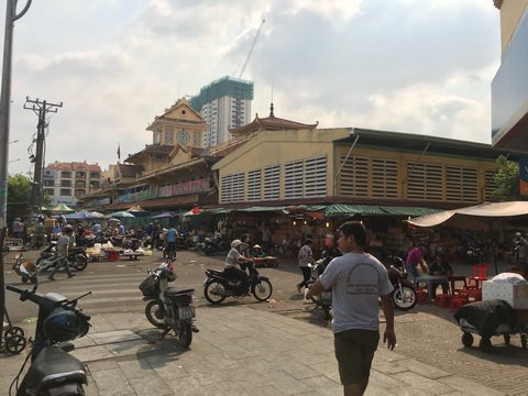 Đám tang 'ông trùm' Sài Gòn: Ai đến viếng cũng mời bia, tặng tiền