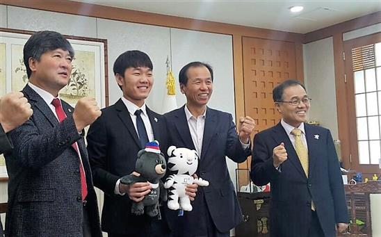 Thống đốc tỉnh Gangwon nhận Xuân Trường làm cháu nuôi