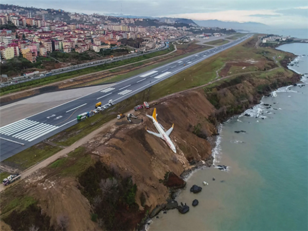 Máy bay Thổ Nhĩ Kỳ gặp nạn, nằm cheo leo trên vách đá