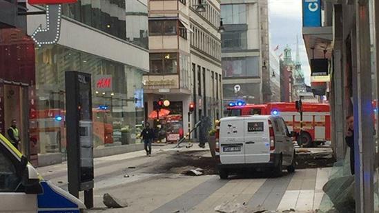 Khủng bố lao xe tải vào đám đông tại trung tâm thủ đô Thụy Điển, 3 người chết