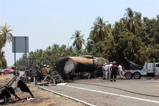 Hiện trường tai nạn giao thông nghiêm trọng ở Mexico, 24 người chết