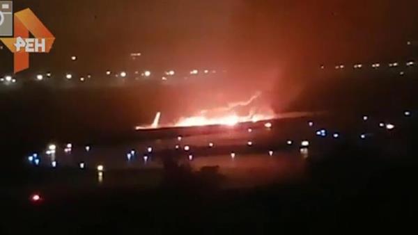 Máy bay chở 166 người cháy dữ dội khi hạ cánh