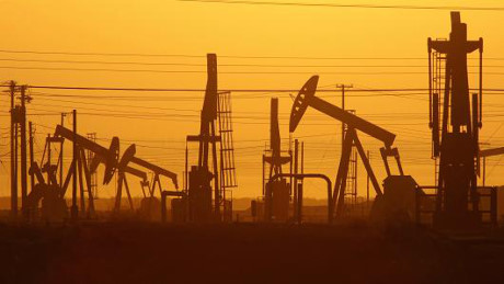 Giá dầu thô giảm 2% do thị trường lo ngại nguồn cung dồi dào từ OPEC